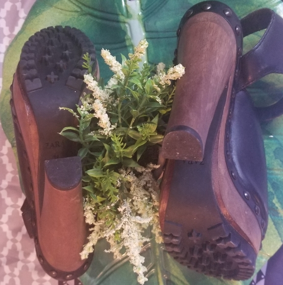 Shoes - Picture 4 of 9